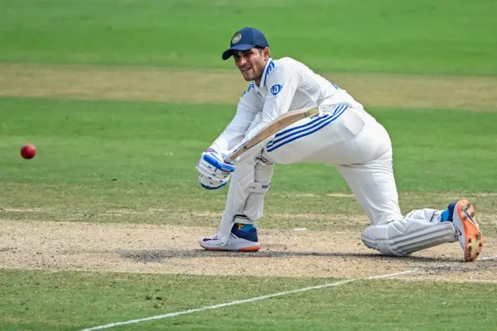 The statement you provided is in Hindi and translates to: "England's great players Sachin Tendulkar and Ricky Ponting criticized Shubman Gill's technique."