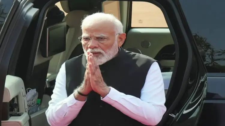 In Gujarat today, Prime Minister Modi will unveil infrastructure projects worth over 60,000 crores, providing a significant boost to sectors including roads, railways, and internet connectivity.