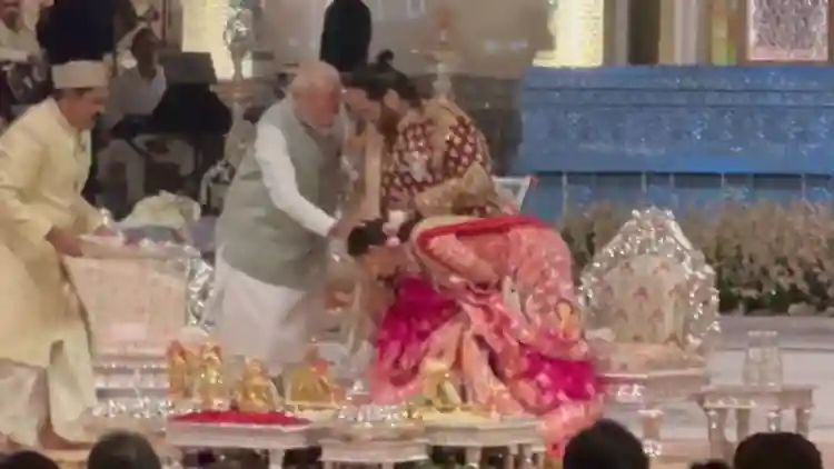 VIDEO: PM Modi Blesses Anant Ambani-Radhika Merchant As Couple Touches His Feet During Shubh Ashirwad Ceremony