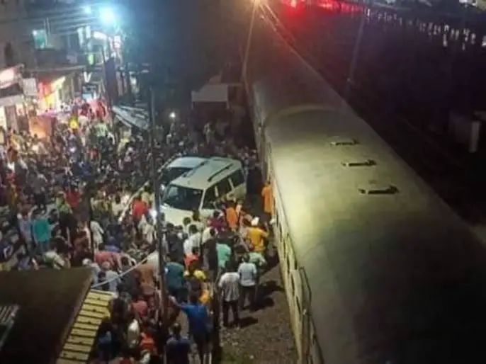 West Bengal: Car Collides With Express Train at Manned Railway Crossing Near Khardaha Station, Video Goes Viral